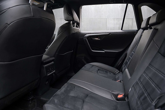 Toyota RAV4 Plug-in Hybrid 14 of 19