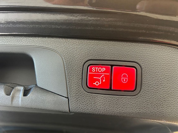 Mercedes-Benz EQC400 17 of 30