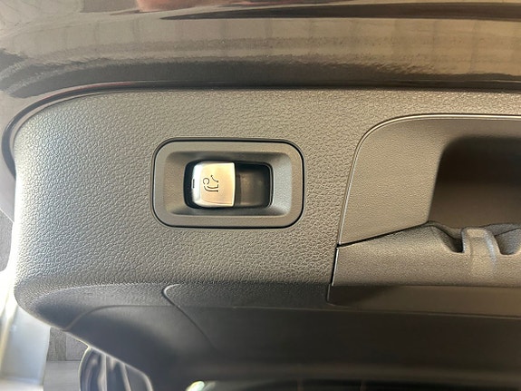 Mercedes-Benz EQC400 18 of 30