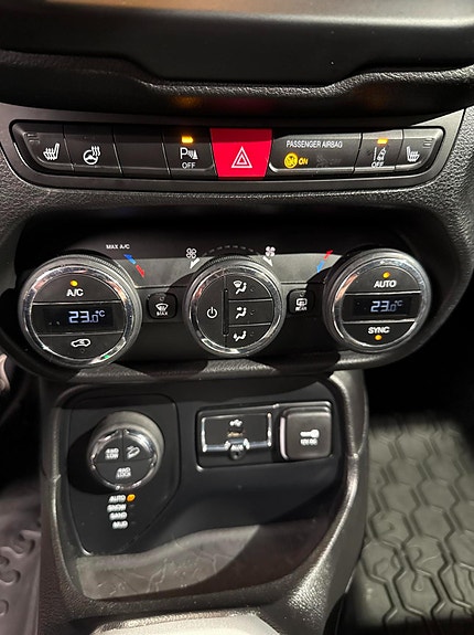 Jeep Renegade 19 of 21