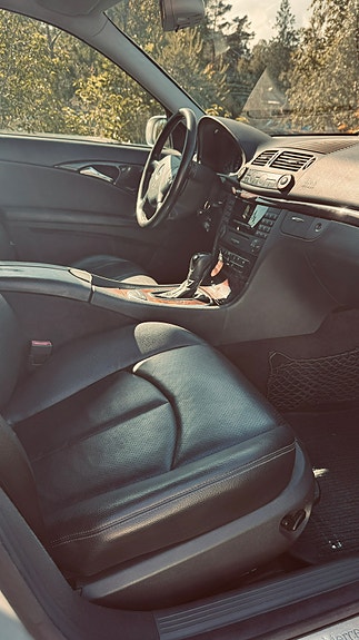 Mercedes-Benz E320 15 of 30