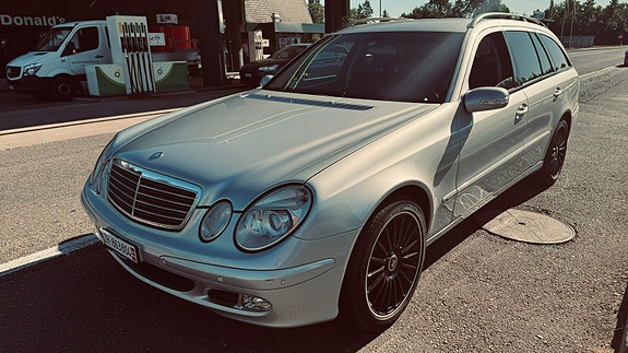 Mercedes-Benz E320 4 of 30