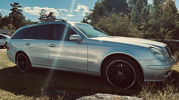 Mercedes-Benz E320 8 of 30