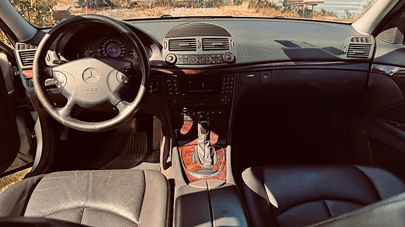 Mercedes-Benz E320 13 of 30
