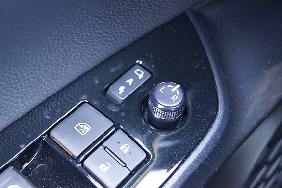 Toyota Prius 21 of 30