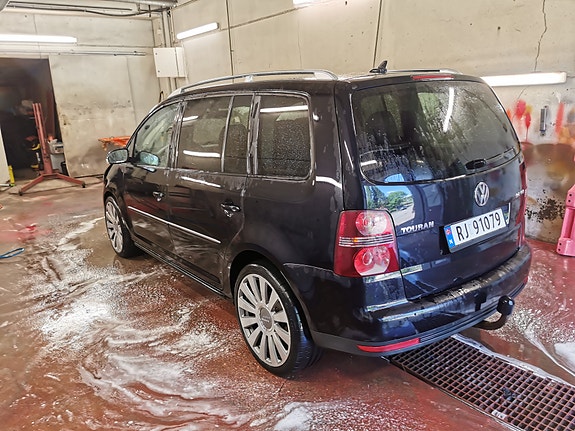 Volkswagen Touran 2 of 10
