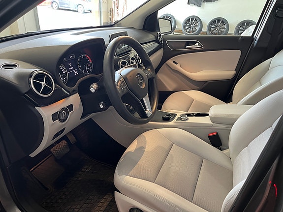Mercedes-Benz B180 8 of 17