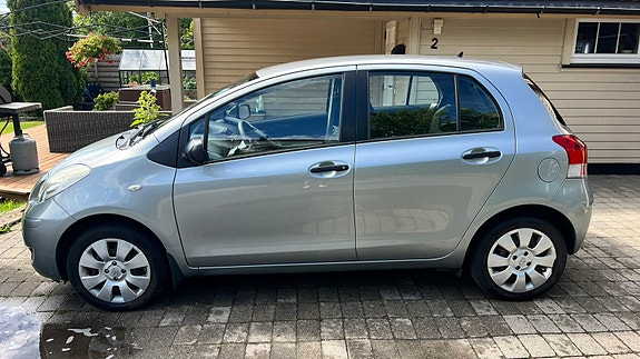 Toyota Yaris 8 of 25