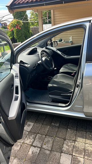 Toyota Yaris 9 of 25