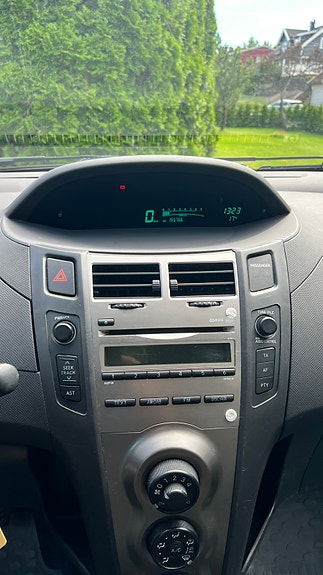 Toyota Yaris 12 of 25