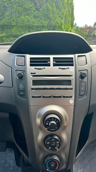 Toyota Yaris 11 of 25
