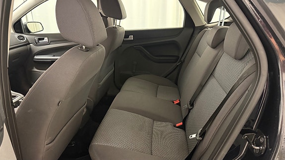 Ford Focus 9 of 13
