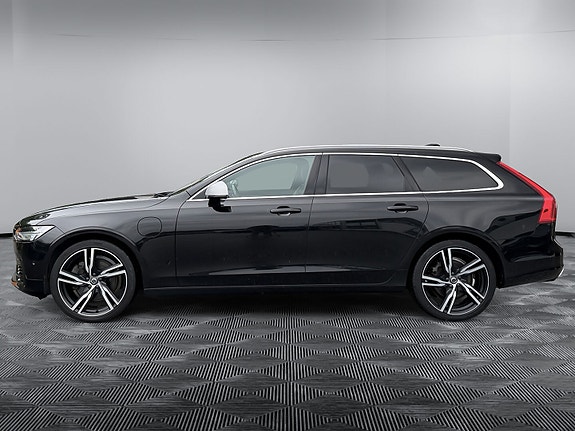 Volvo V90 2 of 23