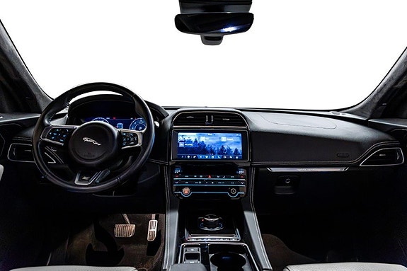 Jaguar F-PACE 4 of 30