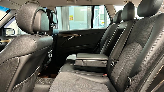 Mercedes-Benz E280 11 of 30