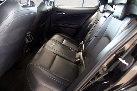 Lexus UX300e 13 of 19