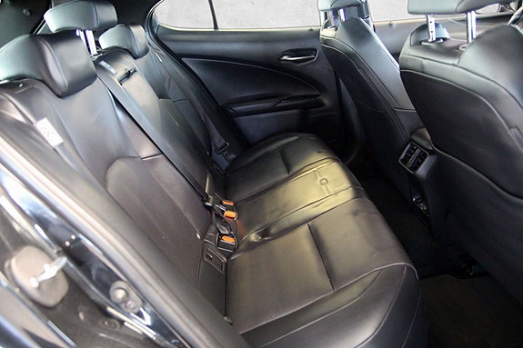 Lexus UX300e 15 of 19