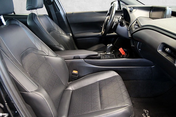 Lexus UX300e 16 of 19