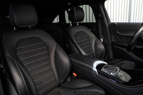Mercedes-Benz EQC400 17 of 30