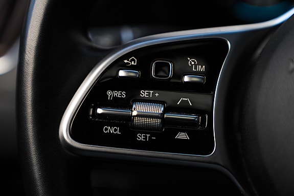Mercedes-Benz EQC400 25 of 30