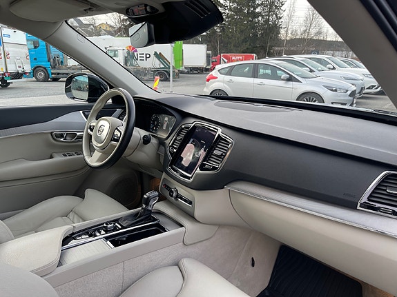 Volvo XC90 12 of 30
