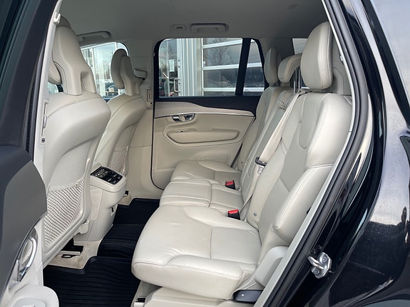 Volvo XC90 14 of 30