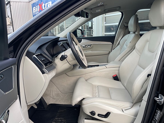 Volvo XC90 11 of 30