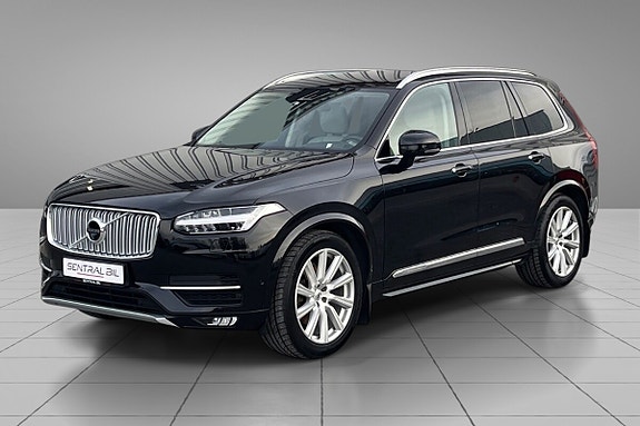 Volvo XC90 2 of 30