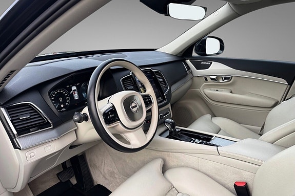 Volvo XC90 10 of 30