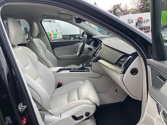 Volvo XC90 13 of 30