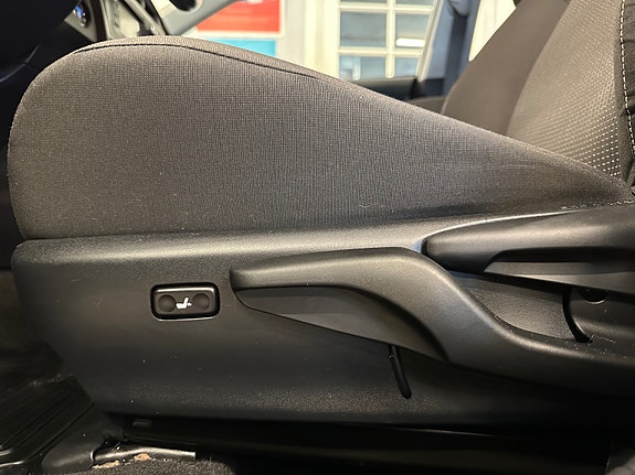 Toyota Auris 7 of 30