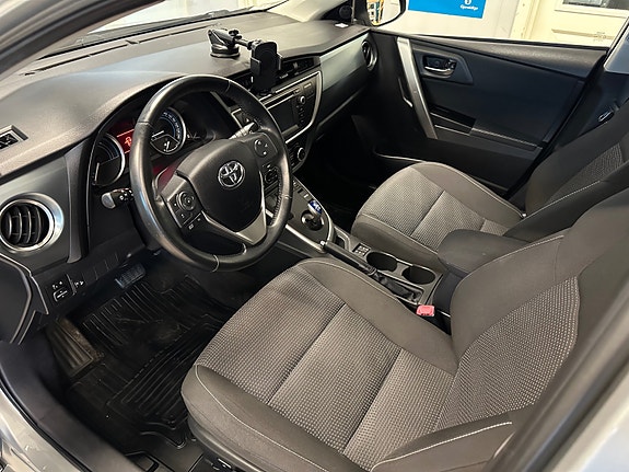 Toyota Auris 8 of 30