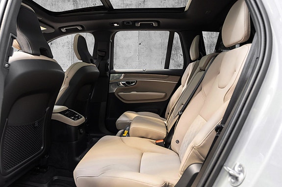 Volvo XC90 26 of 30