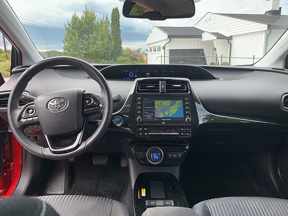 Toyota Prius Plug-in Hybrid 9 of 14