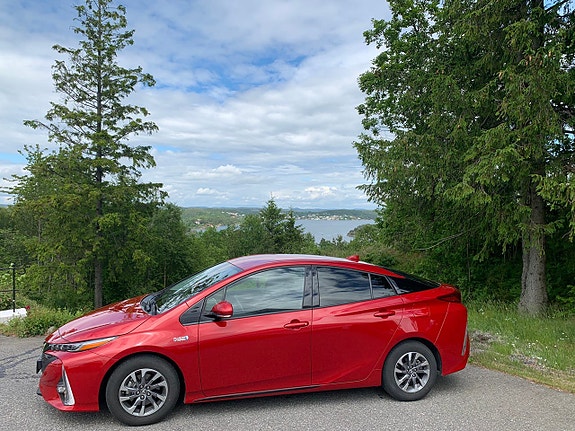 Toyota Prius Plug-in Hybrid 11 of 14