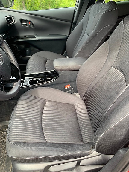 Toyota Prius Plug-in Hybrid 10 of 14