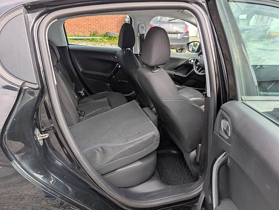 Peugeot 208 26 of 30