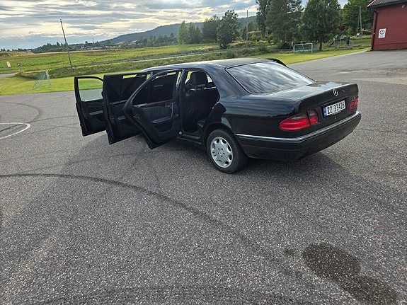 Mercedes-Benz 210 3 of 30