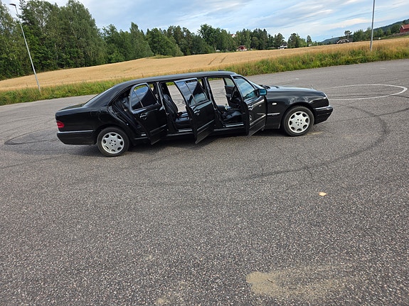 Mercedes-Benz 210 6 of 30