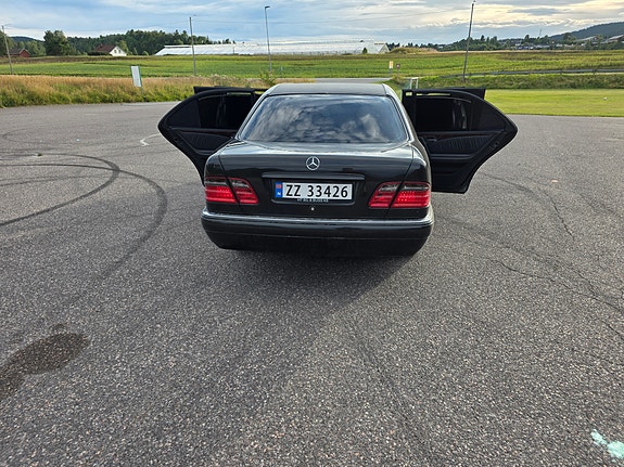 Mercedes-Benz 210 4 of 30