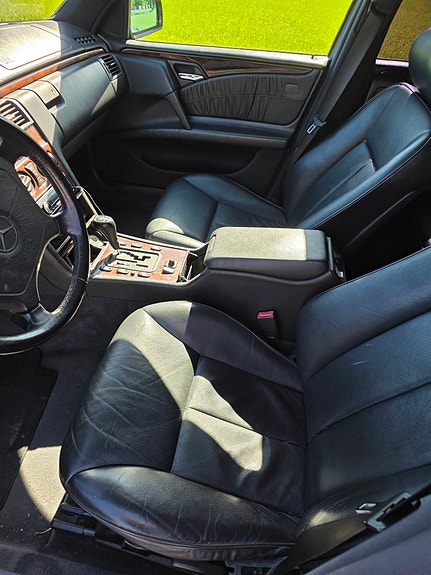 Mercedes-Benz 210 11 of 30