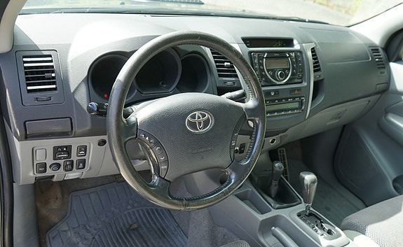 Toyota HiLux 25 of 30