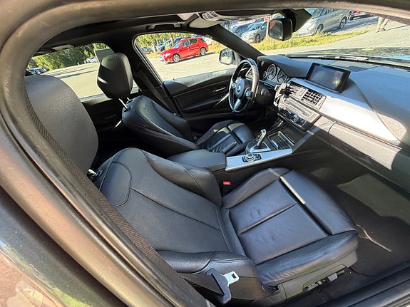 BMW 320i 8 of 15
