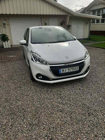 Peugeot 208 2 of 11