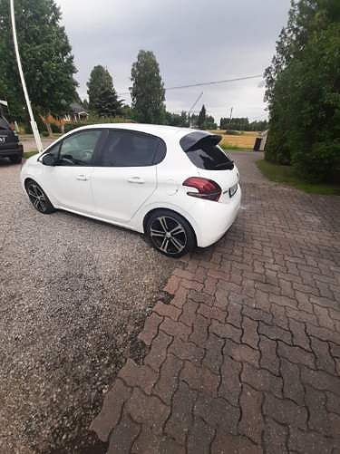 Peugeot 208 3 of 11