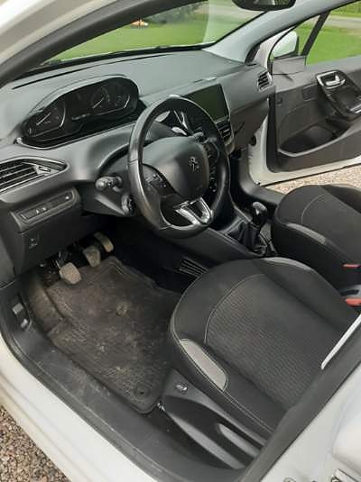 Peugeot 208 8 of 11
