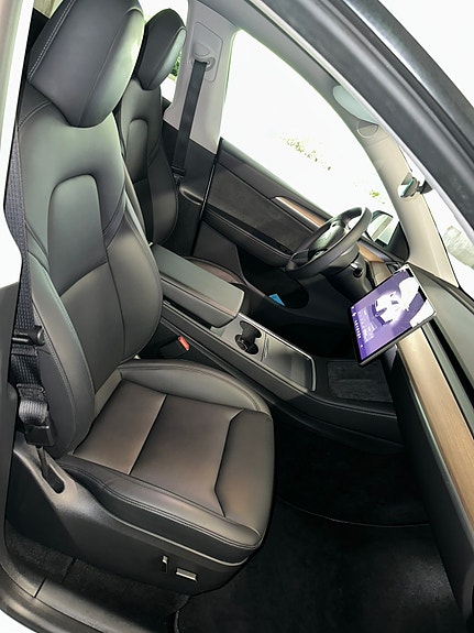 Tesla Model Y 10 of 18