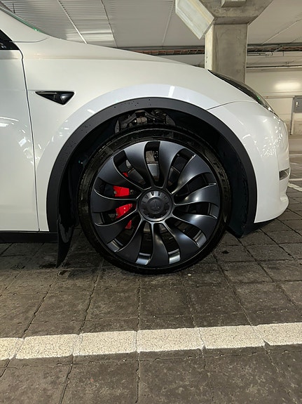 Tesla Model Y 14 of 18