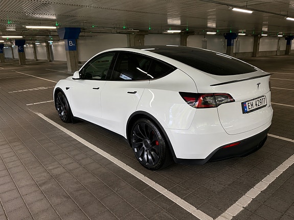 Tesla Model Y 5 of 18