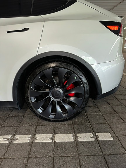 Tesla Model Y 16 of 18